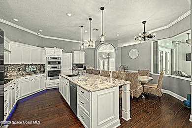 Huge Eat-In Kitchen 2