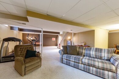 1302 York Dr, Carpentersville, IL 60110 - photo 5