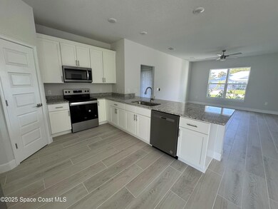 Kitchen w/ walk in pantry