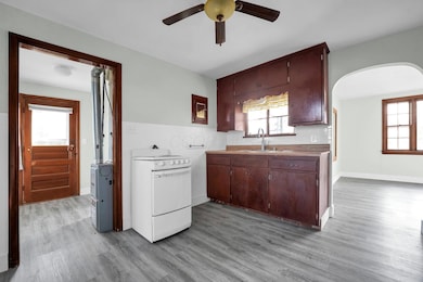 23-web-or-mls-2704-kilbourne-ave