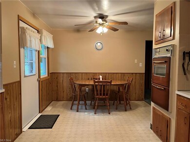 Large Eat-In Kitchen