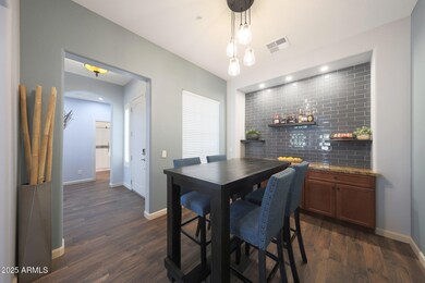 Dining/bar