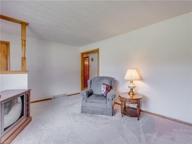 Enter this home into the livingroom. Beautiful plu