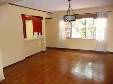 Formal dinning w/passthru from kitchen