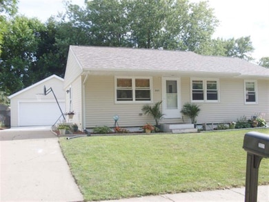 2021 W 54th St, Davenport, IA 52806 - photo 2