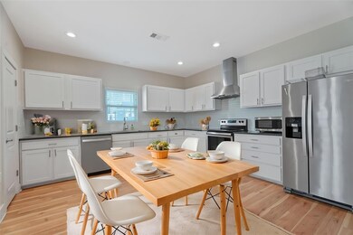 Kitchen with appliances with stainless steel fini