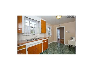 Neutral efficiently sized kitchen