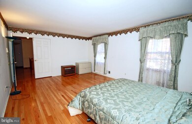 18 Zev Ct, Monmouth Junction, NJ 08852 - photo 5