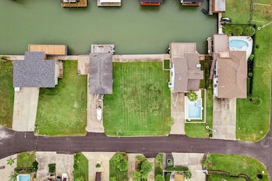 1223 Maui Dr, Tiki Island, TX 77554 - photo 4