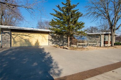 3370 Grove Pkwy, Columbus, IN 47203 - photo 2