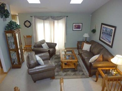 988 Viewpoint Dr, Lake In the Hills, IL 60156 - photo 4