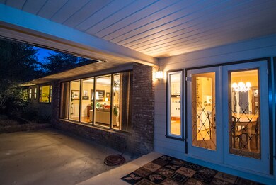 Covered entrance patio w/seating