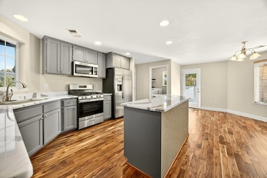 826 Crystal Dr, Eagle Point, OR 97524 - photo 4