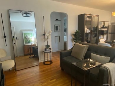 260-40 73rd Ave unit 1st floor, Glen Oaks, NY 11004 - photo 3