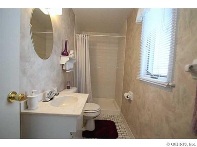 Bathroom Full bath off Family Room