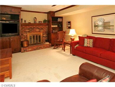 Interior Space/Layout - Family Room - Carpet, crow