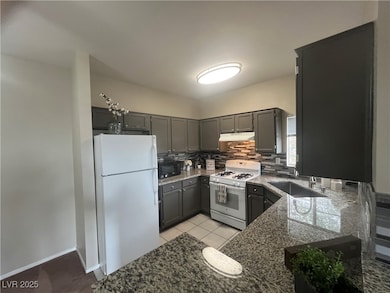 CUTE FUNTIONAL KITCHEN. WITH GRANITE COUNTERTOPS A