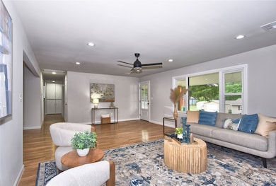 Bright Open great room with large Windows, Recesse