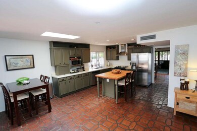 Eat-in Kitchen