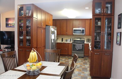Dining to kitchen
