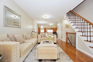(5) LIVING ROOM