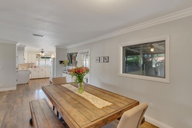 Dining1
