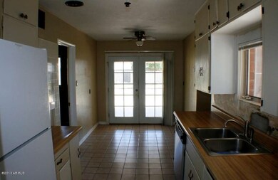 023-170475 - Kitchen Alternate View 2