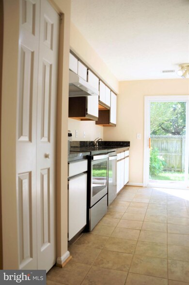 14021D Grumble Jones Ct, Centreville, VA 20121 - photo 5