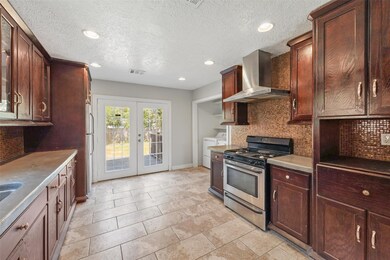 909 Melbourne St, Houston, TX 77022 - photo 7