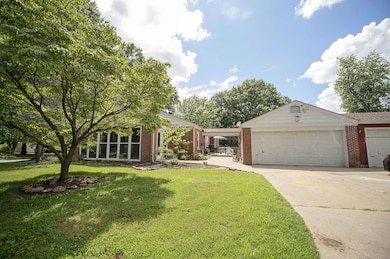 825 E University St (79)
