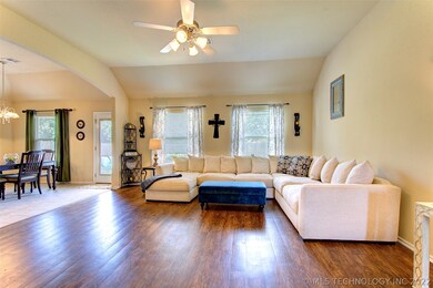 Living room/breakfast nook