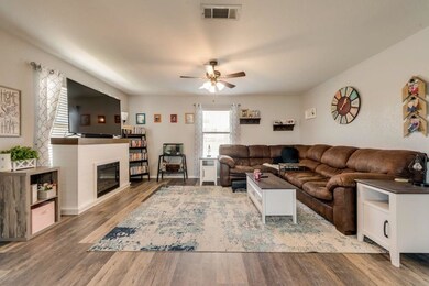 321 Candlewood Cir, Gainesville, TX 76240 - photo 6