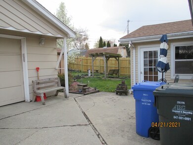 421 Blackhawk Ave, Carpentersville, IL 60110 - photo 4