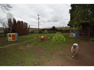 740 E 20th St, the Dalles, OR 97058 - photo 3