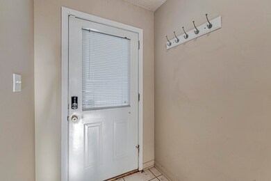 F8_2983_Windsor_Cir_005