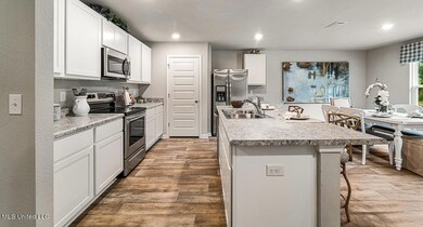 6-Carin_Kitchen2_Cab_Wht_Grn_GR_FL_BR