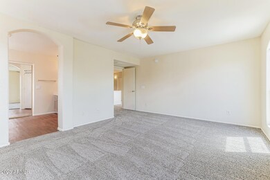 008-photo-main-bedroom-13114539