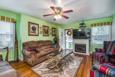 729 Cedarbrook den 2