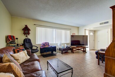 004_Living Room