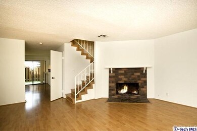 Living room With fireplace