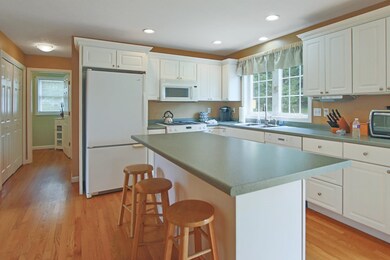 28 Bradford Cir, Hudson, NH 03051 - photo 3