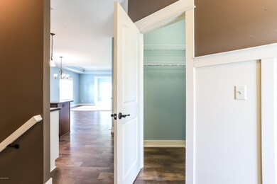 007-photo-hallway-6086295