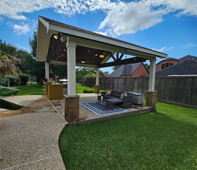 Outdoor kitchen and entertainment area!