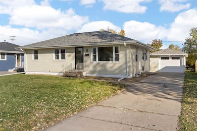 451 23rd St NW, Cedar Rapids, IA 52405 - photo 2