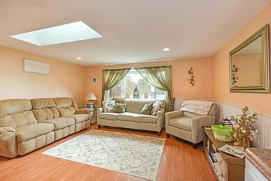 006-Living_Room-5511190-medium