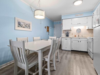 Dining space with crown molding, baseboards, and l