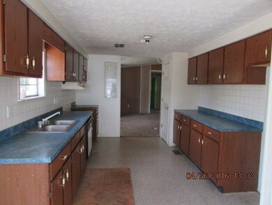 203 Bradford Dr, Byron, GA 31008 - photo 2