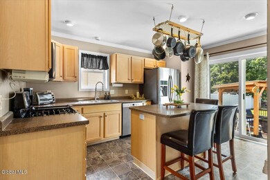 17 Red Oak Dr, Schenectady, NY 12302 - photo 4