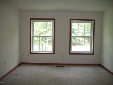 176 Sandlewood Dr, East Stroudsburg, PA 18301 - photo 4