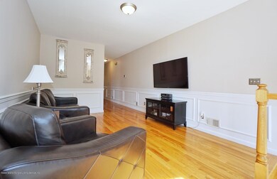 (4) LIVING ROOM
